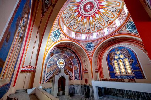 27 novembre 2018 : Les pélérins se rendent à la grande synagogue de Tunis pour des prières dans le cadre du pélerinage. Près de 300 pélerins juifs venus principalement de France pour assister au traditionnel pèlerinage sur la tombe de Rebbi Hai Taieb Lo Met. A l’occasion de ce pèlerinage, de nombreux Tunisiens de confession juive se rendent sur la tombe du rabbin ainsi que dans d’autres sanctuaires et lieux de culte juifs comme la Grande Synagogue de Tunis ou celle de la Goulette.