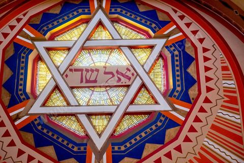 27 novembre 2018 : Les pélérins se rendent à la grande synagogue de Tunis pour des prières dans le cadre du pélerinage. Près de 300 pélerins juifs venus principalement de France pour assister au traditionnel pèlerinage sur la tombe de Rebbi Hai Taieb Lo Met. A l’occasion de ce pèlerinage, de nombreux Tunisiens de confession juive se rendent sur la tombe du rabbin ainsi que dans d’autres sanctuaires et lieux de culte juifs comme la Grande Synagogue de Tunis ou celle de la Goulette.