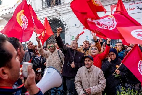 17 janvier 2019 : à l'appel du principale syndical des travailleurs, et suite à l'échec des négociations avec le gouvernement pour le réajustement des salaires dans la fonction publique par rapport à l'inflation, ce 17 janvier fut grève générale. Elle fut suivie largement par les fonctionnaires entrainant une paralysie du pays. Place Med Ali à Tunis, plusieurs milliers de syndicalistes sont venus écouter le discours de leur secrétaire général Nourreddine Taboubi avant de manifester sur l'avenue Habib Bourguiba et appeler à dégager le gouvernement. 