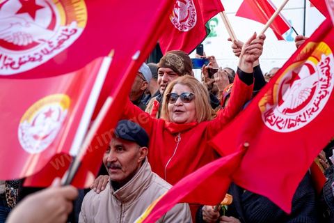 17 janvier 2019 : à l'appel du principale syndical des travailleurs, et suite à l'échec des négociations avec le gouvernement pour le réajustement des salaires dans la fonction publique par rapport à l'inflation, ce 17 janvier fut grève générale. Elle fut suivie largement par les fonctionnaires entrainant une paralysie du pays. Place Med Ali à Tunis, plusieurs milliers de syndicalistes sont venus écouter le discours de leur secrétaire général Nourreddine Taboubi avant de manifester sur l'avenue Habib Bourguiba et appeler à dégager le gouvernement. 