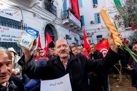 17 janvier 2019 : à l'appel du principale syndical des travailleurs, et suite à l'échec des négociations avec le gouvernement pour le réajustement des salaires dans la fonction publique par rapport à l'inflation, ce 17 janvier fut grève générale. Elle fut suivie largement par les fonctionnaires entrainant une paralysie du pays. Place Med Ali à Tunis, plusieurs milliers de syndicalistes sont venus écouter le discours de leur secrétaire général Nourreddine Taboubi avant de manifester sur l'avenue Habib Bourguiba et appeler à dégager le gouvernement. 