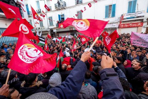 17 janvier 2019 : à l'appel du principale syndical des travailleurs, et suite à l'échec des négociations avec le gouvernement pour le réajustement des salaires dans la fonction publique par rapport à l'inflation, ce 17 janvier fut grève générale. Elle fut suivie largement par les fonctionnaires entrainant une paralysie du pays. Place Med Ali à Tunis, plusieurs milliers de syndicalistes sont venus écouter le discours de leur secrétaire général Nourreddine Taboubi avant de manifester sur l'avenue Habib Bourguiba et appeler à dégager le gouvernement. 