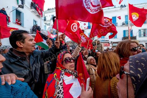 17 janvier 2019 : à l'appel du principale syndical des travailleurs, et suite à l'échec des négociations avec le gouvernement pour le réajustement des salaires dans la fonction publique par rapport à l'inflation, ce 17 janvier fut grève générale. Elle fut suivie largement par les fonctionnaires entrainant une paralysie du pays. Place Med Ali à Tunis, plusieurs milliers de syndicalistes sont venus écouter le discours de leur secrétaire général Nourreddine Taboubi avant de manifester sur l'avenue Habib Bourguiba et appeler à dégager le gouvernement. 