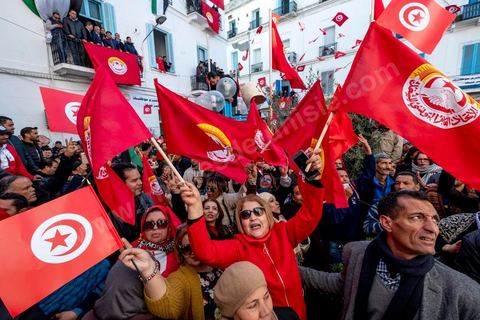 17 janvier 2019 : à l'appel du principale syndical des travailleurs, et suite à l'échec des négociations avec le gouvernement pour le réajustement des salaires dans la fonction publique par rapport à l'inflation, ce 17 janvier fut grève générale. Elle fut suivie largement par les fonctionnaires entrainant une paralysie du pays. Place Med Ali à Tunis, plusieurs milliers de syndicalistes sont venus écouter le discours de leur secrétaire général Nourreddine Taboubi avant de manifester sur l'avenue Habib Bourguiba et appeler à dégager le gouvernement. 