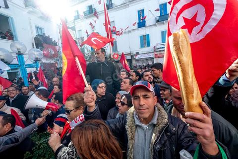 17 janvier 2019 : à l'appel du principale syndical des travailleurs, et suite à l'échec des négociations avec le gouvernement pour le réajustement des salaires dans la fonction publique par rapport à l'inflation, ce 17 janvier fut grève générale. Elle fut suivie largement par les fonctionnaires entrainant une paralysie du pays. Place Med Ali à Tunis, plusieurs milliers de syndicalistes sont venus écouter le discours de leur secrétaire général Nourreddine Taboubi avant de manifester sur l'avenue Habib Bourguiba et appeler à dégager le gouvernement. 