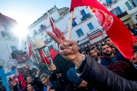 17 janvier 2019 : à l'appel du principale syndical des travailleurs, et suite à l'échec des négociations avec le gouvernement pour le réajustement des salaires dans la fonction publique par rapport à l'inflation, ce 17 janvier fut grève générale. Elle fut suivie largement par les fonctionnaires entrainant une paralysie du pays. Place Med Ali à Tunis, plusieurs milliers de syndicalistes sont venus écouter le discours de leur secrétaire général Nourreddine Taboubi avant de manifester sur l'avenue Habib Bourguiba et appeler à dégager le gouvernement. 