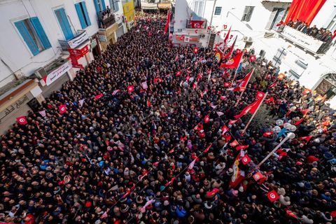 17 janvier 2019 : à l'appel du principale syndical des travailleurs, et suite à l'échec des négociations avec le gouvernement pour le réajustement des salaires dans la fonction publique par rapport à l'inflation, ce 17 janvier fut grève générale. Elle fut suivie largement par les fonctionnaires entrainant une paralysie du pays. Place Med Ali à Tunis, plusieurs milliers de syndicalistes sont venus écouter le discours de leur secrétaire général Nourreddine Taboubi avant de manifester sur l'avenue Habib Bourguiba et appeler à dégager le gouvernement. 