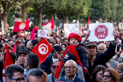 17 janvier 2019 : à l'appel du principale syndical des travailleurs, et suite à l'échec des négociations avec le gouvernement pour le réajustement des salaires dans la fonction publique par rapport à l'inflation, ce 17 janvier fut grève générale. Elle fut suivie largement par les fonctionnaires entrainant une paralysie du pays. Place Med Ali à Tunis, plusieurs milliers de syndicalistes sont venus écouter le discours de leur secrétaire général Nourreddine Taboubi avant de manifester sur l'avenue Habib Bourguiba et appeler à dégager le gouvernement. 