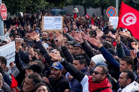 17 janvier 2019 : à l'appel du principale syndical des travailleurs, et suite à l'échec des négociations avec le gouvernement pour le réajustement des salaires dans la fonction publique par rapport à l'inflation, ce 17 janvier fut grève générale. Elle fut suivie largement par les fonctionnaires entrainant une paralysie du pays. Place Med Ali à Tunis, plusieurs milliers de syndicalistes sont venus écouter le discours de leur secrétaire général Nourreddine Taboubi avant de manifester sur l'avenue Habib Bourguiba et appeler à dégager le gouvernement. 