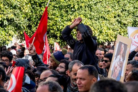 17 janvier 2019 : à l'appel du principale syndical des travailleurs, et suite à l'échec des négociations avec le gouvernement pour le réajustement des salaires dans la fonction publique par rapport à l'inflation, ce 17 janvier fut grève générale. Elle fut suivie largement par les fonctionnaires entrainant une paralysie du pays. Place Med Ali à Tunis, plusieurs milliers de syndicalistes sont venus écouter le discours de leur secrétaire général Nourreddine Taboubi avant de manifester sur l'avenue Habib Bourguiba et appeler à dégager le gouvernement. 