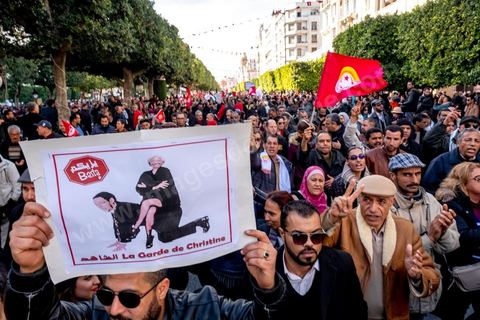 17 janvier 2019 : à l'appel du principale syndical des travailleurs, et suite à l'échec des négociations avec le gouvernement pour le réajustement des salaires dans la fonction publique par rapport à l'inflation, ce 17 janvier fut grève générale. Elle fut suivie largement par les fonctionnaires entrainant une paralysie du pays. Place Med Ali à Tunis, plusieurs milliers de syndicalistes sont venus écouter le discours de leur secrétaire général Nourreddine Taboubi avant de manifester sur l'avenue Habib Bourguiba et appeler à dégager le gouvernement. 