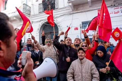 17 janvier 2019 : à l'appel du principale syndical des travailleurs, et suite à l'échec des négociations avec le gouvernement pour le réajustement des salaires dans la fonction publique par rapport à l'inflation, ce 17 janvier fut grève générale. Elle fut suivie largement par les fonctionnaires entrainant une paralysie du pays. Place Med Ali à Tunis, plusieurs milliers de syndicalistes sont venus écouter le discours de leur secrétaire général Nourreddine Taboubi avant de manifester sur l'avenue Habib Bourguiba et appeler à dégager le gouvernement. 