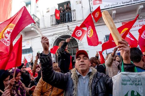 17 janvier 2019 : à l'appel du principale syndical des travailleurs, et suite à l'échec des négociations avec le gouvernement pour le réajustement des salaires dans la fonction publique par rapport à l'inflation, ce 17 janvier fut grève générale. Elle fut suivie largement par les fonctionnaires entrainant une paralysie du pays. Place Med Ali à Tunis, plusieurs milliers de syndicalistes sont venus écouter le discours de leur secrétaire général Nourreddine Taboubi avant de manifester sur l'avenue Habib Bourguiba et appeler à dégager le gouvernement. 