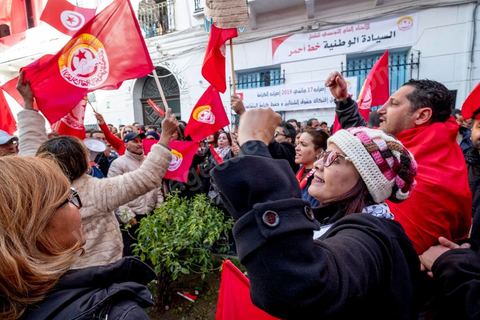 17 janvier 2019 : à l'appel du principale syndical des travailleurs, et suite à l'échec des négociations avec le gouvernement pour le réajustement des salaires dans la fonction publique par rapport à l'inflation, ce 17 janvier fut grève générale. Elle fut suivie largement par les fonctionnaires entrainant une paralysie du pays. Place Med Ali à Tunis, plusieurs milliers de syndicalistes sont venus écouter le discours de leur secrétaire général Nourreddine Taboubi avant de manifester sur l'avenue Habib Bourguiba et appeler à dégager le gouvernement. 