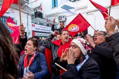 17 janvier 2019 : à l'appel du principale syndical des travailleurs, et suite à l'échec des négociations avec le gouvernement pour le réajustement des salaires dans la fonction publique par rapport à l'inflation, ce 17 janvier fut grève générale. Elle fut suivie largement par les fonctionnaires entrainant une paralysie du pays. Place Med Ali à Tunis, plusieurs milliers de syndicalistes sont venus écouter le discours de leur secrétaire général Nourreddine Taboubi avant de manifester sur l'avenue Habib Bourguiba et appeler à dégager le gouvernement. 