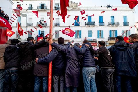 17 janvier 2019 : à l'appel du principale syndical des travailleurs, et suite à l'échec des négociations avec le gouvernement pour le réajustement des salaires dans la fonction publique par rapport à l'inflation, ce 17 janvier fut grève générale. Elle fut suivie largement par les fonctionnaires entrainant une paralysie du pays. Place Med Ali à Tunis, plusieurs milliers de syndicalistes sont venus écouter le discours de leur secrétaire général Nourreddine Taboubi avant de manifester sur l'avenue Habib Bourguiba et appeler à dégager le gouvernement. 