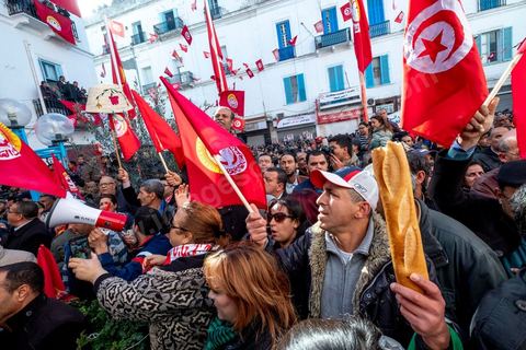 17 janvier 2019 : à l'appel du principale syndical des travailleurs, et suite à l'échec des négociations avec le gouvernement pour le réajustement des salaires dans la fonction publique par rapport à l'inflation, ce 17 janvier fut grève générale. Elle fut suivie largement par les fonctionnaires entrainant une paralysie du pays. Place Med Ali à Tunis, plusieurs milliers de syndicalistes sont venus écouter le discours de leur secrétaire général Nourreddine Taboubi avant de manifester sur l'avenue Habib Bourguiba et appeler à dégager le gouvernement. 