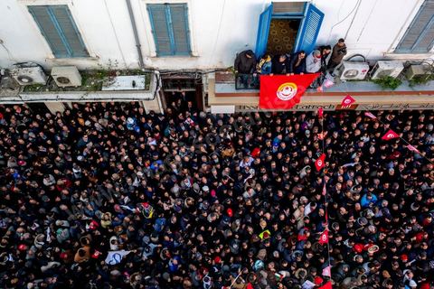 17 janvier 2019 : à l'appel du principale syndical des travailleurs, et suite à l'échec des négociations avec le gouvernement pour le réajustement des salaires dans la fonction publique par rapport à l'inflation, ce 17 janvier fut grève générale. Elle fut suivie largement par les fonctionnaires entrainant une paralysie du pays. Place Med Ali à Tunis, plusieurs milliers de syndicalistes sont venus écouter le discours de leur secrétaire général Nourreddine Taboubi avant de manifester sur l'avenue Habib Bourguiba et appeler à dégager le gouvernement. 