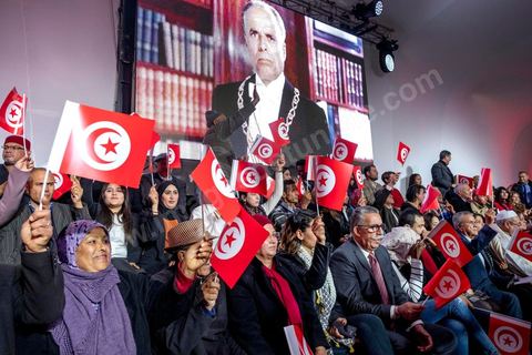27 janvier 2019 : Meeting de lancement du nouveau parti tunisien Tahya Tounes (Vive la Tunisie) à Monastir. Ce nouveau s'appuie sur le groupe de la Coalition nationale, deuxième bloc à l'Assemblée avec 44 députés. Leur crédo : soutenir le chef du gouvernement, Youssef Chahed. Pressenti pour incarner le parti, Youssef Chached était pourtant le grand absent de ce meeting. Des personnalités sont intervenues au pupitre : Mustapha Ben Ahmed (chef du bloc coalition natioanle), Faten Kallel (ex-cadre d’Afek Tounes et ex-secrétaire d’État de la Jeunesse et des Sports), Kamel Hadj Sassi (ex-secrétaire d’État sous Ben Ali et conseiller à la Kasbah), Amel Belkhiria (ex-Al Joumhouri), Mondher Marzouk (maire de Monastir) et Slim Azzabi (ex-chef de cabinet du président Beji Caïd Essebsi).