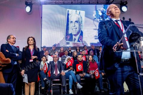 27 janvier 2019 : Mustapha Ben Ahmed. Meeting de lancement du nouveau parti tunisien Tahya Tounes (Vive la Tunisie) à Monastir. Ce nouveau s'appuie sur le groupe de la Coalition nationale, deuxième bloc à l'Assemblée avec 44 députés. Leur crédo : soutenir le chef du gouvernement, Youssef Chahed. Pressenti pour incarner le parti, Youssef Chached était pourtant le grand absent de ce meeting. Des personnalités sont intervenues au pupitre : Mustapha Ben Ahmed (chef du bloc coalition natioanle), Faten Kallel (ex-cadre d’Afek Tounes et ex-secrétaire d’État de la Jeunesse et des Sports), Kamel Hadj Sassi (ex-secrétaire d’État sous Ben Ali et conseiller à la Kasbah), Amel Belkhiria (ex-Al Joumhouri), Mondher Marzouk (maire de Monastir) et Slim Azzabi (ex-chef de cabinet du président Beji Caïd Essebsi).