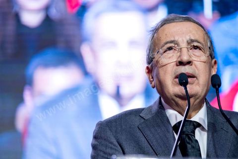 27 janvier 2019 : Kamel Hadj Sassi. Meeting de lancement du nouveau parti tunisien Tahya Tounes (Vive la Tunisie) à Monastir. Ce nouveau s'appuie sur le groupe de la Coalition nationale, deuxième bloc à l'Assemblée avec 44 députés. Leur crédo : soutenir le chef du gouvernement, Youssef Chahed. Pressenti pour incarner le parti, Youssef Chached était pourtant le grand absent de ce meeting. Des personnalités sont intervenues au pupitre : Mustapha Ben Ahmed (chef du bloc coalition natioanle), Faten Kallel (ex-cadre d’Afek Tounes et ex-secrétaire d’État de la Jeunesse et des Sports), Kamel Hadj Sassi (ex-secrétaire d’État sous Ben Ali et conseiller à la Kasbah), Amel Belkhiria (ex-Al Joumhouri), Mondher Marzouk (maire de Monastir) et Slim Azzabi (ex-chef de cabinet du président Beji Caïd Essebsi).
