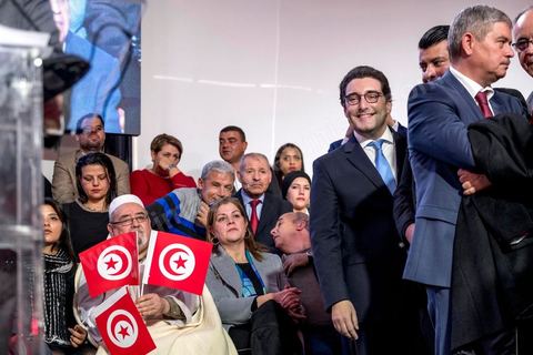 27 janvier 2019 : Slim Azzabi.  Meeting de lancement du nouveau parti tunisien Tahya Tounes (Vive la Tunisie) à Monastir. Ce nouveau s'appuie sur le groupe de la Coalition nationale, deuxième bloc à l'Assemblée avec 44 députés. Leur crédo : soutenir le chef du gouvernement, Youssef Chahed. Pressenti pour incarner le parti, Youssef Chached était pourtant le grand absent de ce meeting. Des personnalités sont intervenues au pupitre : Mustapha Ben Ahmed (chef du bloc coalition natioanle), Faten Kallel (ex-cadre d’Afek Tounes et ex-secrétaire d’État de la Jeunesse et des Sports), Kamel Hadj Sassi (ex-secrétaire d’État sous Ben Ali et conseiller à la Kasbah), Amel Belkhiria (ex-Al Joumhouri), Mondher Marzouk (maire de Monastir) et Slim Azzabi (ex-chef de cabinet du président Beji Caïd Essebsi).