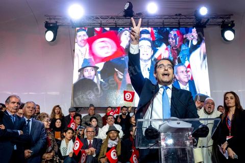 27 janvier 2019 : Slim Azzabi.  Meeting de lancement du nouveau parti tunisien Tahya Tounes (Vive la Tunisie) à Monastir. Ce nouveau s'appuie sur le groupe de la Coalition nationale, deuxième bloc à l'Assemblée avec 44 députés. Leur crédo : soutenir le chef du gouvernement, Youssef Chahed. Pressenti pour incarner le parti, Youssef Chached était pourtant le grand absent de ce meeting. Des personnalités sont intervenues au pupitre : Mustapha Ben Ahmed (chef du bloc coalition natioanle), Faten Kallel (ex-cadre d’Afek Tounes et ex-secrétaire d’État de la Jeunesse et des Sports), Kamel Hadj Sassi (ex-secrétaire d’État sous Ben Ali et conseiller à la Kasbah), Amel Belkhiria (ex-Al Joumhouri), Mondher Marzouk (maire de Monastir) et Slim Azzabi (ex-chef de cabinet du président Beji Caïd Essebsi).