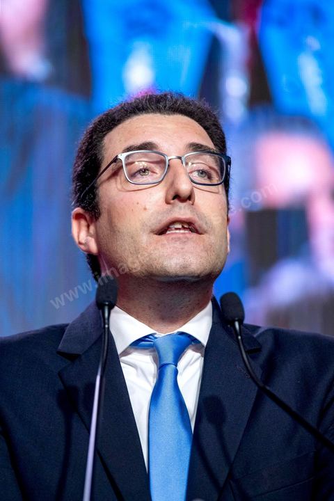 27 janvier 2019 : Slim Azzabi.  Meeting de lancement du nouveau parti tunisien Tahya Tounes (Vive la Tunisie) à Monastir. Ce nouveau s'appuie sur le groupe de la Coalition nationale, deuxième bloc à l'Assemblée avec 44 députés. Leur crédo : soutenir le chef du gouvernement, Youssef Chahed. Pressenti pour incarner le parti, Youssef Chached était pourtant le grand absent de ce meeting. Des personnalités sont intervenues au pupitre : Mustapha Ben Ahmed (chef du bloc coalition natioanle), Faten Kallel (ex-cadre d’Afek Tounes et ex-secrétaire d’État de la Jeunesse et des Sports), Kamel Hadj Sassi (ex-secrétaire d’État sous Ben Ali et conseiller à la Kasbah), Amel Belkhiria (ex-Al Joumhouri), Mondher Marzouk (maire de Monastir) et Slim Azzabi (ex-chef de cabinet du président Beji Caïd Essebsi).