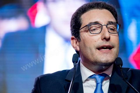 27 janvier 2019 : Slim Azzabi.  Meeting de lancement du nouveau parti tunisien Tahya Tounes (Vive la Tunisie) à Monastir. Ce nouveau s'appuie sur le groupe de la Coalition nationale, deuxième bloc à l'Assemblée avec 44 députés. Leur crédo : soutenir le chef du gouvernement, Youssef Chahed. Pressenti pour incarner le parti, Youssef Chached était pourtant le grand absent de ce meeting. Des personnalités sont intervenues au pupitre : Mustapha Ben Ahmed (chef du bloc coalition natioanle), Faten Kallel (ex-cadre d’Afek Tounes et ex-secrétaire d’État de la Jeunesse et des Sports), Kamel Hadj Sassi (ex-secrétaire d’État sous Ben Ali et conseiller à la Kasbah), Amel Belkhiria (ex-Al Joumhouri), Mondher Marzouk (maire de Monastir) et Slim Azzabi (ex-chef de cabinet du président Beji Caïd Essebsi).