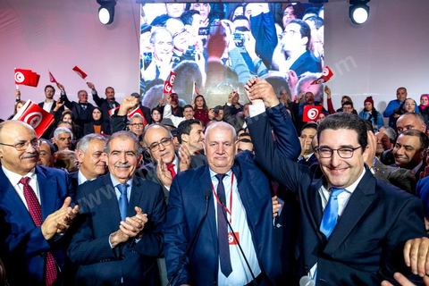 27 janvier 2019 : Slim Azzabi.  Meeting de lancement du nouveau parti tunisien Tahya Tounes (Vive la Tunisie) à Monastir. Ce nouveau s'appuie sur le groupe de la Coalition nationale, deuxième bloc à l'Assemblée avec 44 députés. Leur crédo : soutenir le chef du gouvernement, Youssef Chahed. Pressenti pour incarner le parti, Youssef Chached était pourtant le grand absent de ce meeting. Des personnalités sont intervenues au pupitre : Mustapha Ben Ahmed (chef du bloc coalition natioanle), Faten Kallel (ex-cadre d’Afek Tounes et ex-secrétaire d’État de la Jeunesse et des Sports), Kamel Hadj Sassi (ex-secrétaire d’État sous Ben Ali et conseiller à la Kasbah), Amel Belkhiria (ex-Al Joumhouri), Mondher Marzouk (maire de Monastir) et Slim Azzabi (ex-chef de cabinet du président Beji Caïd Essebsi).