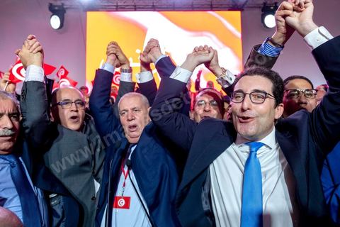 27 janvier 2019 : Slim Azzabi.  Meeting de lancement du nouveau parti tunisien Tahya Tounes (Vive la Tunisie) à Monastir. Ce nouveau s'appuie sur le groupe de la Coalition nationale, deuxième bloc à l'Assemblée avec 44 députés. Leur crédo : soutenir le chef du gouvernement, Youssef Chahed. Pressenti pour incarner le parti, Youssef Chached était pourtant le grand absent de ce meeting. Des personnalités sont intervenues au pupitre : Mustapha Ben Ahmed (chef du bloc coalition natioanle), Faten Kallel (ex-cadre d’Afek Tounes et ex-secrétaire d’État de la Jeunesse et des Sports), Kamel Hadj Sassi (ex-secrétaire d’État sous Ben Ali et conseiller à la Kasbah), Amel Belkhiria (ex-Al Joumhouri), Mondher Marzouk (maire de Monastir) et Slim Azzabi (ex-chef de cabinet du président Beji Caïd Essebsi).