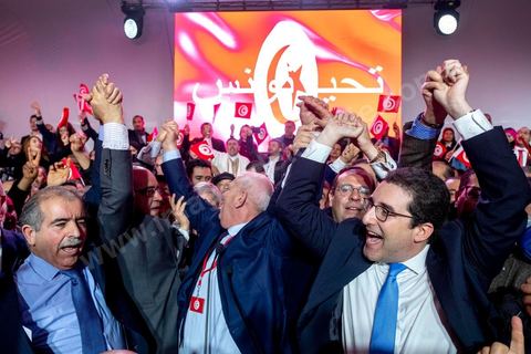 27 janvier 2019 : Slim Azzabi.  Meeting de lancement du nouveau parti tunisien Tahya Tounes (Vive la Tunisie) à Monastir. Ce nouveau s'appuie sur le groupe de la Coalition nationale, deuxième bloc à l'Assemblée avec 44 députés. Leur crédo : soutenir le chef du gouvernement, Youssef Chahed. Pressenti pour incarner le parti, Youssef Chached était pourtant le grand absent de ce meeting. Des personnalités sont intervenues au pupitre : Mustapha Ben Ahmed (chef du bloc coalition natioanle), Faten Kallel (ex-cadre d’Afek Tounes et ex-secrétaire d’État de la Jeunesse et des Sports), Kamel Hadj Sassi (ex-secrétaire d’État sous Ben Ali et conseiller à la Kasbah), Amel Belkhiria (ex-Al Joumhouri), Mondher Marzouk (maire de Monastir) et Slim Azzabi (ex-chef de cabinet du président Beji Caïd Essebsi).