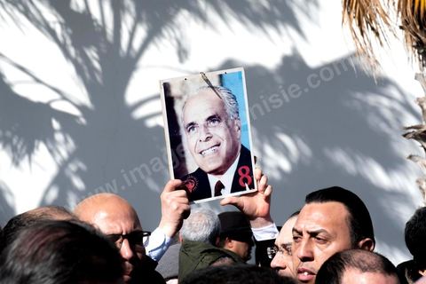27 janvier 2019 : Meeting de lancement du nouveau parti tunisien Tahya Tounes (Vive la Tunisie) à Monastir. Ce nouveau s'appuie sur le groupe de la Coalition nationale, deuxième bloc à l'Assemblée avec 44 députés. Leur crédo : soutenir le chef du gouvernement, Youssef Chahed. Pressenti pour incarner le parti, Youssef Chached était pourtant le grand absent de ce meeting. Des personnalités sont intervenues au pupitre : Mustapha Ben Ahmed (chef du bloc coalition natioanle), Faten Kallel (ex-cadre d’Afek Tounes et ex-secrétaire d’État de la Jeunesse et des Sports), Kamel Hadj Sassi (ex-secrétaire d’État sous Ben Ali et conseiller à la Kasbah), Amel Belkhiria (ex-Al Joumhouri), Mondher Marzouk (maire de Monastir) et Slim Azzabi (ex-chef de cabinet du président Beji Caïd Essebsi).