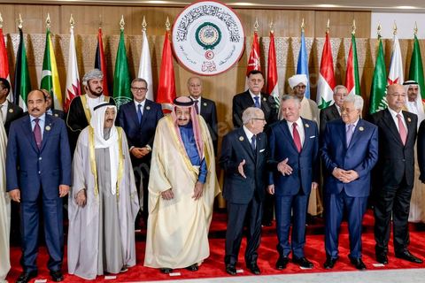 31 mars 2019 : 30ème session du Sommet de la Ligue Arabe à Tunis.Le président de la République Béji Caïd Essebsi a accueilli près de 20 dirigeants arabes présents pour prendre part aux travaux du Sommet. Il s’agit, notamment, du président libanais Michel Aoun, du président yéménite Abdrabbo Mansour Hadi, du président irakien Barham Saleh et l’Emir de l’Etat du Koweït, Cheikh Sabah al-Ahmad al-Jaber al-Sabah.Etaient arrivés, également, à Tunis, le président du Conseil présidentiel du gouvernement libyen d’entente nationale Fayez Sarraj, le président palestinien, Mahmoud Abbas, le président djiboutien, Ismaël Omar Guelleh, le président mauritanien Mohamed Ould Abdel Aziz et le Roi de Jordanie Abdallah II. 