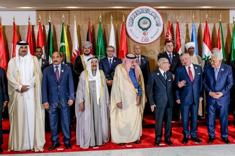 31 mars 2019 : 30ème session du Sommet de la Ligue Arabe à Tunis.Le président de la République Béji Caïd Essebsi a accueilli près de 20 dirigeants arabes présents pour prendre part aux travaux du Sommet. Il s’agit, notamment, du président libanais Michel Aoun, du président yéménite Abdrabbo Mansour Hadi, du président irakien Barham Saleh et l’Emir de l’Etat du Koweït, Cheikh Sabah al-Ahmad al-Jaber al-Sabah.Etaient arrivés, également, à Tunis, le président du Conseil présidentiel du gouvernement libyen d’entente nationale Fayez Sarraj, le président palestinien, Mahmoud Abbas, le président djiboutien, Ismaël Omar Guelleh, le président mauritanien Mohamed Ould Abdel Aziz et le Roi de Jordanie Abdallah II. 