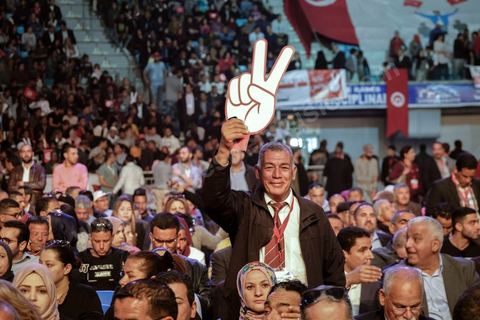 1er mai 2019 : cérémonie de cloture du premier congrès constitutif du nouveau parti Tahya Tounes dans la salle de Radès. Youssef Chahed, leader non déclaré de ce parti, est venu tenir un discours de cloture d'une heure, mais est entré comme chef du gouvernement et ressorti comme chef du gouvernement, ni nouveau adhérent et encore moins candidat à la présidence pour ce nouveau parti issu du goupe parlementaire de la Coalition nationale et soutien incoditionnel à son chef de gouvernement. « Grâce à vous, aujourd’hui le gouvernement n’est plus seul. Je ne me sens plus seul. Le soutien au gouvernement s’est renforcé depuis la constitution du groupe parlementaire de la Coalition. Il a pris encore plus de force avec la création de Tahya Tounes. Quand on me dit aujourd’hui que le parti tire avantage du gouvernement, je réponds que c’est précisément l’inverse. C’est le gouvernement qui bénéficie de l’appui de Tahya Tounes." déclarera Chahed.