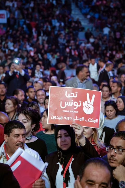 1er mai 2019 : cérémonie de cloture du premier congrès constitutif du nouveau parti Tahya Tounes dans la salle de Radès. Youssef Chahed, leader non déclaré de ce parti, est venu tenir un discours de cloture d'une heure, mais est entré comme chef du gouvernement et ressorti comme chef du gouvernement, ni nouveau adhérent et encore moins candidat à la présidence pour ce nouveau parti issu du goupe parlementaire de la Coalition nationale et soutien incoditionnel à son chef de gouvernement. « Grâce à vous, aujourd’hui le gouvernement n’est plus seul. Je ne me sens plus seul. Le soutien au gouvernement s’est renforcé depuis la constitution du groupe parlementaire de la Coalition. Il a pris encore plus de force avec la création de Tahya Tounes. Quand on me dit aujourd’hui que le parti tire avantage du gouvernement, je réponds que c’est précisément l’inverse. C’est le gouvernement qui bénéficie de l’appui de Tahya Tounes." déclarera Chahed.