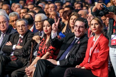 1er mai 2019 : cérémonie de cloture du premier congrès constitutif du nouveau parti Tahya Tounes dans la salle de Radès. Youssef Chahed, leader non déclaré de ce parti, est venu tenir un discours de cloture d'une heure, mais est entré comme chef du gouvernement et ressorti comme chef du gouvernement, ni nouveau adhérent et encore moins candidat à la présidence pour ce nouveau parti issu du goupe parlementaire de la Coalition nationale et soutien incoditionnel à son chef de gouvernement. « Grâce à vous, aujourd’hui le gouvernement n’est plus seul. Je ne me sens plus seul. Le soutien au gouvernement s’est renforcé depuis la constitution du groupe parlementaire de la Coalition. Il a pris encore plus de force avec la création de Tahya Tounes. Quand on me dit aujourd’hui que le parti tire avantage du gouvernement, je réponds que c’est précisément l’inverse. C’est le gouvernement qui bénéficie de l’appui de Tahya Tounes." déclarera Chahed.
