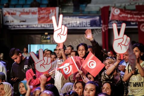 1er mai 2019 : cérémonie de cloture du premier congrès constitutif du nouveau parti Tahya Tounes dans la salle de Radès. Youssef Chahed, leader non déclaré de ce parti, est venu tenir un discours de cloture d'une heure, mais est entré comme chef du gouvernement et ressorti comme chef du gouvernement, ni nouveau adhérent et encore moins candidat à la présidence pour ce nouveau parti issu du goupe parlementaire de la Coalition nationale et soutien incoditionnel à son chef de gouvernement. « Grâce à vous, aujourd’hui le gouvernement n’est plus seul. Je ne me sens plus seul. Le soutien au gouvernement s’est renforcé depuis la constitution du groupe parlementaire de la Coalition. Il a pris encore plus de force avec la création de Tahya Tounes. Quand on me dit aujourd’hui que le parti tire avantage du gouvernement, je réponds que c’est précisément l’inverse. C’est le gouvernement qui bénéficie de l’appui de Tahya Tounes." déclarera Chahed.