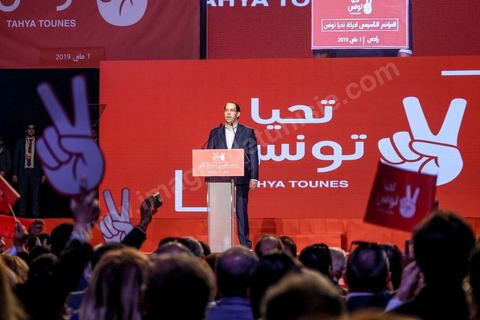 1er mai 2019 : cérémonie de cloture du premier congrès constitutif du nouveau parti Tahya Tounes dans la salle de Radès. Youssef Chahed, leader non déclaré de ce parti, est venu tenir un discours de cloture d'une heure, mais est entré comme chef du gouvernement et ressorti comme chef du gouvernement, ni nouveau adhérent et encore moins candidat à la présidence pour ce nouveau parti issu du goupe parlementaire de la Coalition nationale et soutien incoditionnel à son chef de gouvernement. « Grâce à vous, aujourd’hui le gouvernement n’est plus seul. Je ne me sens plus seul. Le soutien au gouvernement s’est renforcé depuis la constitution du groupe parlementaire de la Coalition. Il a pris encore plus de force avec la création de Tahya Tounes. Quand on me dit aujourd’hui que le parti tire avantage du gouvernement, je réponds que c’est précisément l’inverse. C’est le gouvernement qui bénéficie de l’appui de Tahya Tounes." déclarera Chahed.