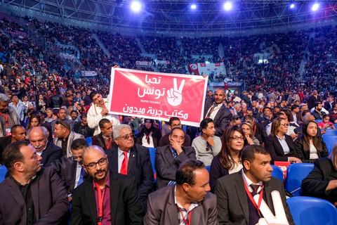1er mai 2019 : cérémonie de cloture du premier congrès constitutif du nouveau parti Tahya Tounes dans la salle de Radès. Youssef Chahed, leader non déclaré de ce parti, est venu tenir un discours de cloture d'une heure, mais est entré comme chef du gouvernement et ressorti comme chef du gouvernement, ni nouveau adhérent et encore moins candidat à la présidence pour ce nouveau parti issu du goupe parlementaire de la Coalition nationale et soutien incoditionnel à son chef de gouvernement. « Grâce à vous, aujourd’hui le gouvernement n’est plus seul. Je ne me sens plus seul. Le soutien au gouvernement s’est renforcé depuis la constitution du groupe parlementaire de la Coalition. Il a pris encore plus de force avec la création de Tahya Tounes. Quand on me dit aujourd’hui que le parti tire avantage du gouvernement, je réponds que c’est précisément l’inverse. C’est le gouvernement qui bénéficie de l’appui de Tahya Tounes." déclarera Chahed.