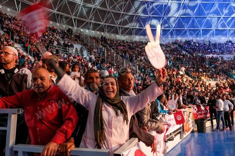 1er mai 2019 : cérémonie de cloture du premier congrès constitutif du nouveau parti Tahya Tounes dans la salle de Radès. Youssef Chahed, leader non déclaré de ce parti, est venu tenir un discours de cloture d'une heure, mais est entré comme chef du gouvernement et ressorti comme chef du gouvernement, ni nouveau adhérent et encore moins candidat à la présidence pour ce nouveau parti issu du goupe parlementaire de la Coalition nationale et soutien incoditionnel à son chef de gouvernement. « Grâce à vous, aujourd’hui le gouvernement n’est plus seul. Je ne me sens plus seul. Le soutien au gouvernement s’est renforcé depuis la constitution du groupe parlementaire de la Coalition. Il a pris encore plus de force avec la création de Tahya Tounes. Quand on me dit aujourd’hui que le parti tire avantage du gouvernement, je réponds que c’est précisément l’inverse. C’est le gouvernement qui bénéficie de l’appui de Tahya Tounes." déclarera Chahed.