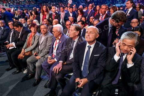 1er mai 2019 : cérémonie de cloture du premier congrès constitutif du nouveau parti Tahya Tounes dans la salle de Radès. Youssef Chahed, leader non déclaré de ce parti, est venu tenir un discours de cloture d'une heure, mais est entré comme chef du gouvernement et ressorti comme chef du gouvernement, ni nouveau adhérent et encore moins candidat à la présidence pour ce nouveau parti issu du goupe parlementaire de la Coalition nationale et soutien incoditionnel à son chef de gouvernement. « Grâce à vous, aujourd’hui le gouvernement n’est plus seul. Je ne me sens plus seul. Le soutien au gouvernement s’est renforcé depuis la constitution du groupe parlementaire de la Coalition. Il a pris encore plus de force avec la création de Tahya Tounes. Quand on me dit aujourd’hui que le parti tire avantage du gouvernement, je réponds que c’est précisément l’inverse. C’est le gouvernement qui bénéficie de l’appui de Tahya Tounes." déclarera Chahed.
