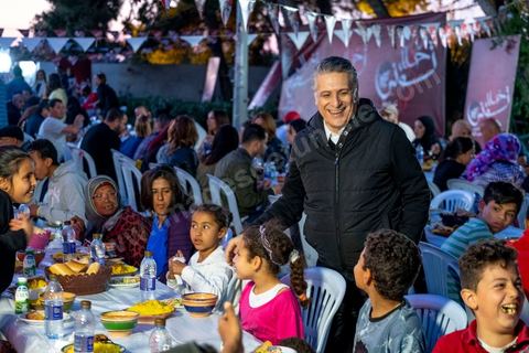1er juin 2019 : Nabil Karoui, avec son association "Khalil Tounes", du nom de son fils mort dasn un accident de voiture, sillonne depuis trois ans le pays pour des oeuvres caritatives. Ce 1er juin, la fin de ramadan apporche et l'association oragnise son dernier diner "iftar" dans un quartier populaire de Carthage, banlieue nord de tunis. 