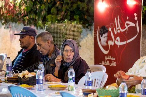 1er juin 2019 : Nabil Karoui, avec son association "Khalil Tounes", du nom de son fils mort dasn un accident de voiture, sillonne depuis trois ans le pays pour des oeuvres caritatives. Ce 1er juin, la fin de ramadan apporche et l'association oragnise son dernier diner "iftar" dans un quartier populaire de Carthage, banlieue nord de tunis. 