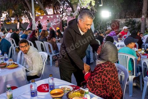 1er juin 2019 : Nabil Karoui, avec son association "Khalil Tounes", du nom de son fils mort dasn un accident de voiture, sillonne depuis trois ans le pays pour des oeuvres caritatives. Ce 1er juin, la fin de ramadan apporche et l'association oragnise son dernier diner "iftar" dans un quartier populaire de Carthage, banlieue nord de tunis. 
