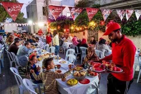 1er juin 2019 : Nabil Karoui, avec son association "Khalil Tounes", du nom de son fils mort dasn un accident de voiture, sillonne depuis trois ans le pays pour des oeuvres caritatives. Ce 1er juin, la fin de ramadan apporche et l'association oragnise son dernier diner "iftar" dans un quartier populaire de Carthage, banlieue nord de tunis. 