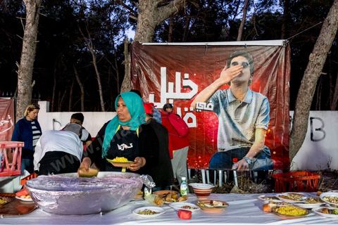 1er juin 2019 : Nabil Karoui, avec son association "Khalil Tounes", du nom de son fils mort dasn un accident de voiture, sillonne depuis trois ans le pays pour des oeuvres caritatives. Ce 1er juin, la fin de ramadan apporche et l'association oragnise son dernier diner "iftar" dans un quartier populaire de Carthage, banlieue nord de tunis. 