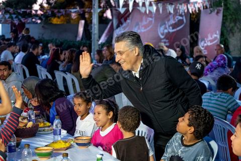 Nabil Karoui, avec son association "Khalil Tounes", du nom de son fils mort dasn un accident de voiture, sillonne depuis trois ans le pays pour des oeuvres caritatives. Ce 1er juin, la fin de ramadan apporche et l'association oragnise son dernier diner "iftar" dans un quartier populaire de Carthage, banlieue nord de tunis. 