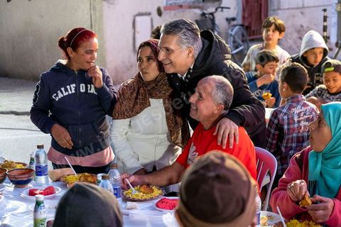Nabil Karoui, avec son association "Khalil Tounes", du nom de son fils mort dasn un accident de voiture, sillonne depuis trois ans le pays pour des oeuvres caritatives. Ce 1er juin, la fin de ramadan apporche et l'association oragnise son dernier diner "iftar" dans un quartier populaire de Carthage, banlieue nord de tunis. 